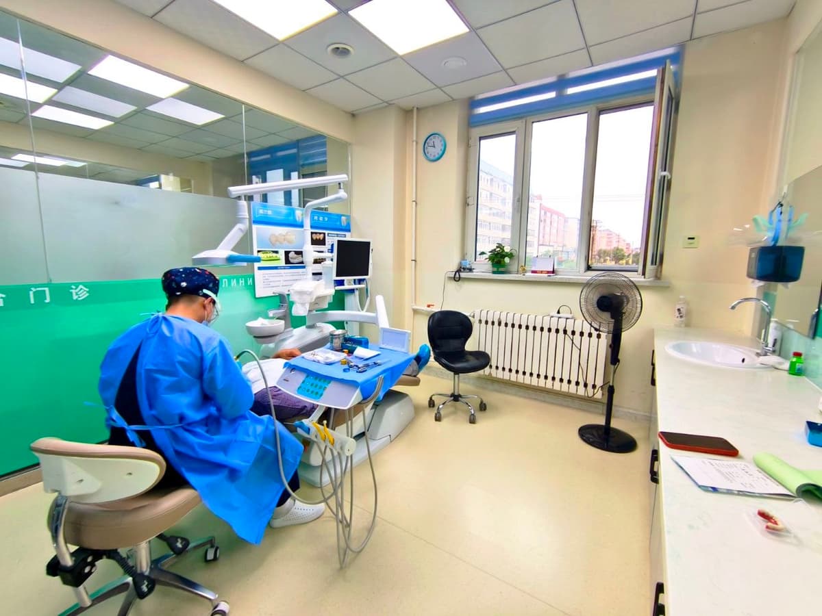 Врач поликлиники «Цюань Юй» за работой в светлом кабинете